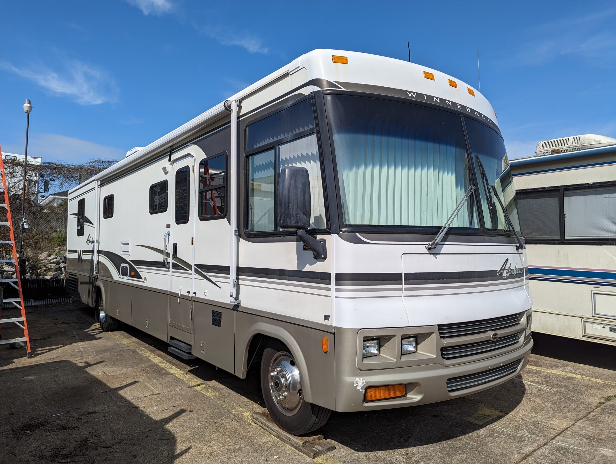 2001 winnebago adventurer front